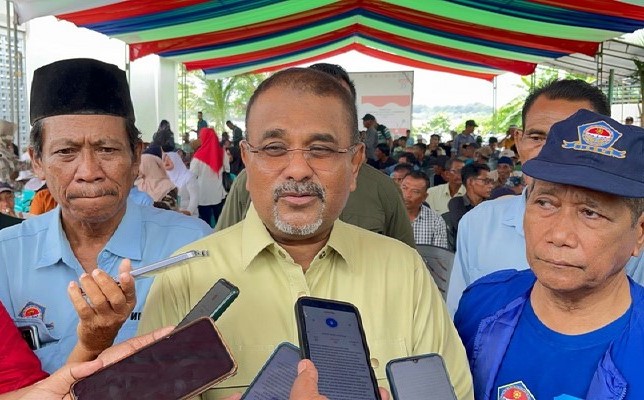 Calon Wakil Gubernur Kepri, Aunur Rafiq saat diwawancarai wartawan usai menemui Himpunan Nelayan Seluruh Indonesia Kabupaten Karimun | Foto: Nichita