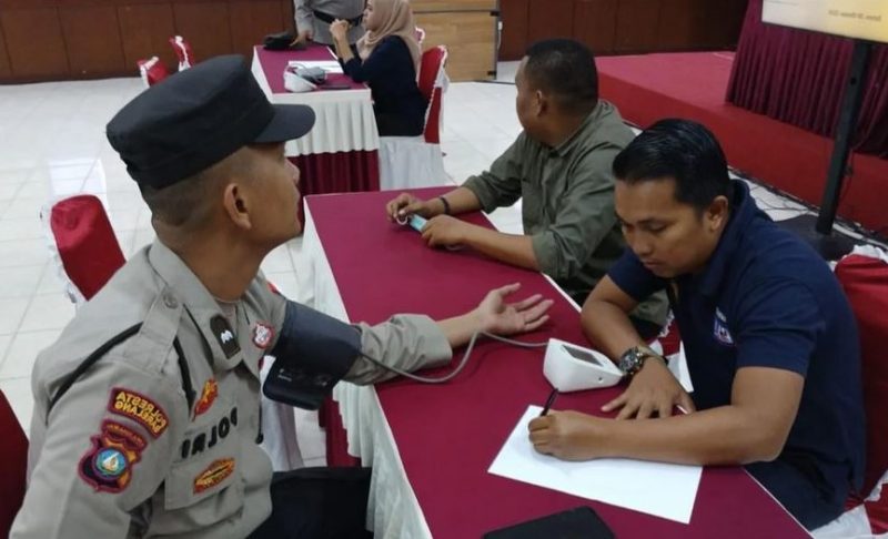 Salah satu personel Polresta Barelang yang melaksanakan pemeriksaan kesehatan oleh tim medis | Foto: Dian