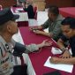 Salah satu personel Polresta Barelang yang melaksanakan pemeriksaan kesehatan oleh tim medis | Foto: Dian