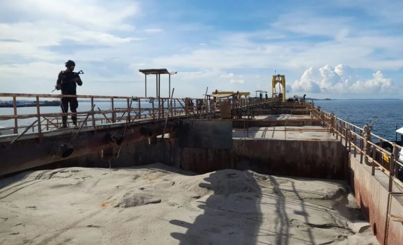 Kapal berbendera Malaysia yang mencuri pasir laut di Indonesia diamankan KKP | Foto: Dian