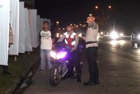 Personel Polresta Barelang saat menindak sepeda motor yang menyalahi aturan lalu lintas| Foto: Dian