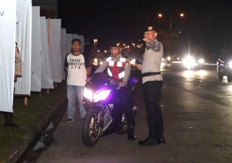 Personel Polresta Barelang saat menindak sepeda motor yang menyalahi aturan lalu lintas| Foto: Dian