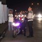 Personel Polresta Barelang saat menindak sepeda motor yang menyalahi aturan lalu lintas| Foto: Dian