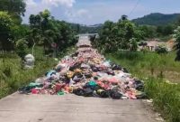 Kondisi TPA Sememal, Kecamatan Meral Barat yang dipenuhi tumpukkan sampah hingga hampir ke jalan raya | Foto: Nichita