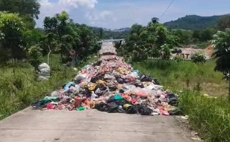 Kondisi TPA Sememal, Kecamatan Meral Barat yang dipenuhi tumpukkan sampah hingga hampir ke jalan raya | Foto: Nichita