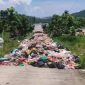 Kondisi TPA Sememal, Kecamatan Meral Barat yang dipenuhi tumpukkan sampah hingga hampir ke jalan raya | Foto: Nichita