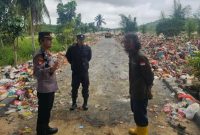 Kapolsek Meral, Iptu Adi Chandra menurunkan alat berat, bersihkan tumpukkan sampah di TPA Sememal, Kecamatan Meral Barat, Karimun | Foto: Nichita