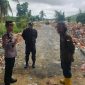 Kapolsek Meral, Iptu Adi Chandra menurunkan alat berat, bersihkan tumpukkan sampah di TPA Sememal, Kecamatan Meral Barat, Karimun | Foto: Nichita