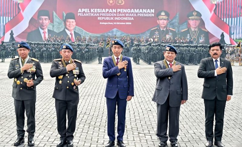 Presiden Indonesia, Jokowi (tengah) hadiri Apel Kesiapan Pengamanan 2024 di Mako Korps Brimob Kelapa Dua, Depok, Jawa Barat | Foto: Humas Polri