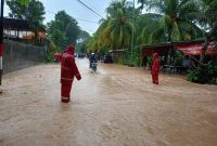 Personel Polresta Barelang saat mengatur arus lalu lintas saat banjir melanda Kota Batam | Foto: Dian
