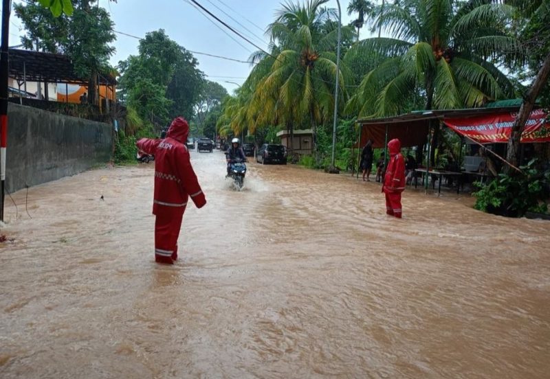 Personel Polresta Barelang saat mengatur arus lalu lintas saat banjir melanda Kota Batam | Foto: Dian