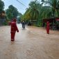 Personel Polresta Barelang saat mengatur arus lalu lintas saat banjir melanda Kota Batam | Foto: Dian