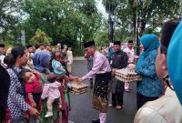 Pj Wali Kota Tanjungpinang bagikan bantuan gizi untuk atasi stunting dalam program Sedulur | Foto: Humas Pemko Tanjungpinang