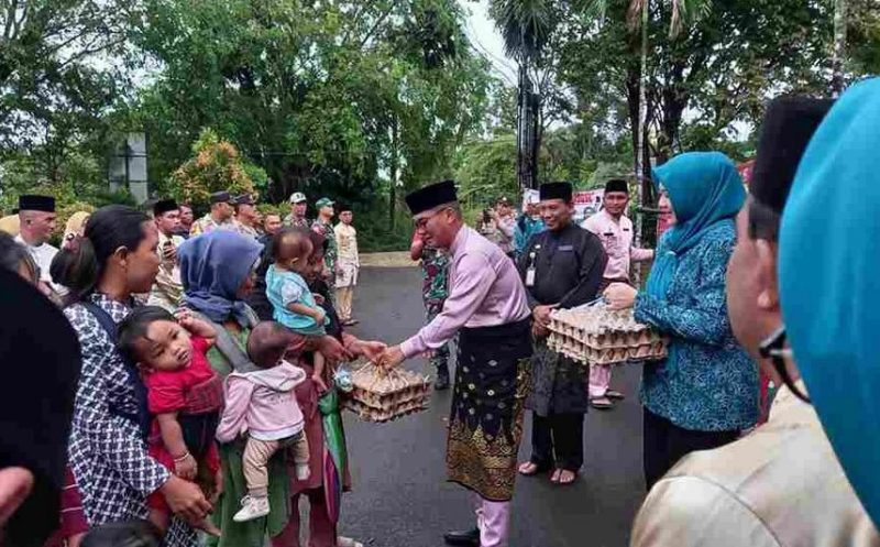 Pj Wali Kota Tanjungpinang bagikan bantuan gizi untuk atasi stunting dalam program Sedulur | Foto: Humas Pemko Tanjungpinang