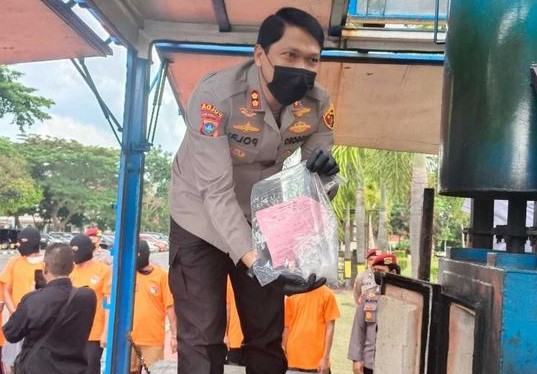 Dirresnarkoba Polda Kepri, AKBP Anggoro Wicaksono memusnahkan barang bukti sabu menggunakan mesin incinerator | Foto: Dian