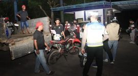 Polisi saat membawa kendaraan tidak dilengkapi surat resmi ke Mapolresta Barelang | Foto: Dian