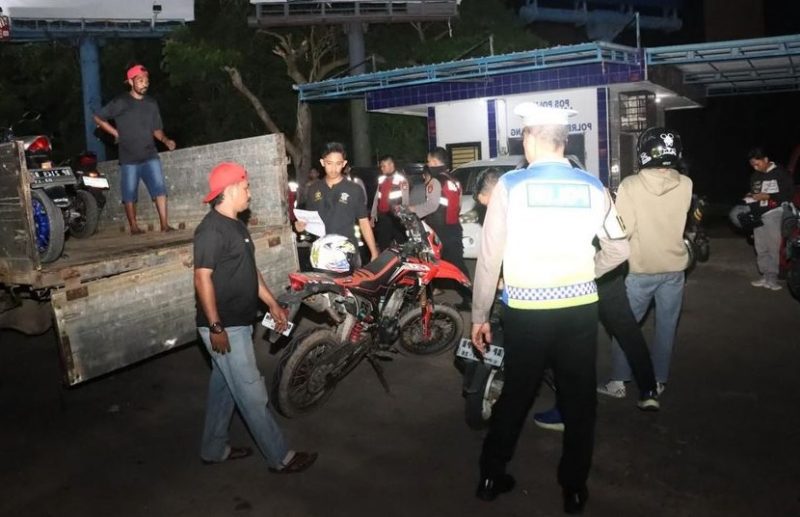 Polisi saat membawa kendaraan tidak dilengkapi surat resmi ke Mapolresta Barelang | Foto: Dian
