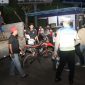Polisi saat membawa kendaraan tidak dilengkapi surat resmi ke Mapolresta Barelang | Foto: Dian