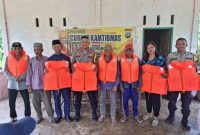 Kapolsek Nongsa, Kompol Efendri Alie membagikan life jaket ke nelayan dalam program Jumat Curhat | Foto: Dian