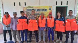 Kapolsek Nongsa, Kompol Efendri Alie membagikan life jaket ke nelayan dalam program Jumat Curhat | Foto: Dian