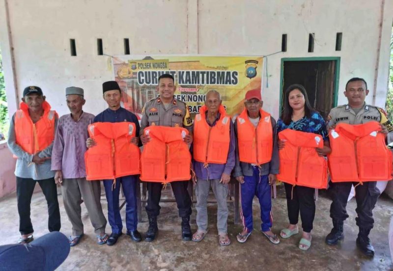 Kapolsek Nongsa, Kompol Efendri Alie membagikan life jaket ke nelayan dalam program Jumat Curhat | Foto: Dian