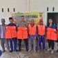Kapolsek Nongsa, Kompol Efendri Alie membagikan life jaket ke nelayan dalam program Jumat Curhat | Foto: Dian