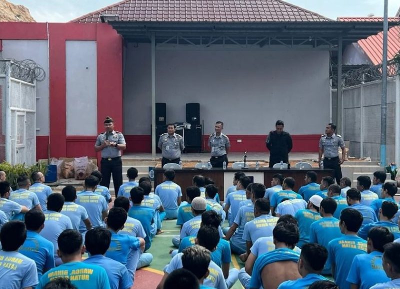 Karutan Batam, Fajar Teguh Wibowo lakukan praktek program 3S dihadapan ratusan WBP | Foto: Dian