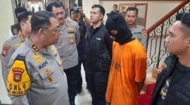 Kapolda Kepri, Irjen. Pol. Drs Yan Fitri Halimansyah menanyai pelaku penikaman anak di bawah umur yang terjadi di Simpang Kara Batam | Foto: Dian