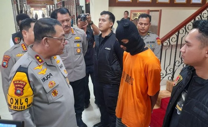 Kapolda Kepri, Irjen. Pol. Drs Yan Fitri Halimansyah menanyai pelaku penikaman anak di bawah umur yang terjadi di Simpang Kara Batam | Foto: Dian