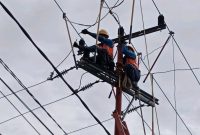 Petugas PLN ULP Karimun saat memperbaiki jaringan listrik beberapa waktu lalu | Foto: Nichita