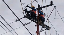 Petugas PLN ULP Karimun saat memperbaiki jaringan listrik beberapa waktu lalu | Foto: Nichita