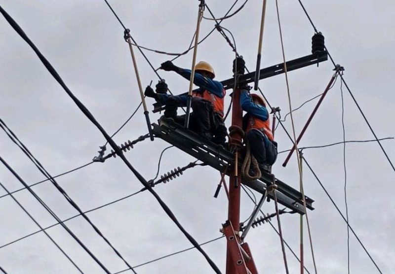 Petugas PLN ULP Karimun saat memperbaiki jaringan listrik beberapa waktu lalu | Foto: Nichita