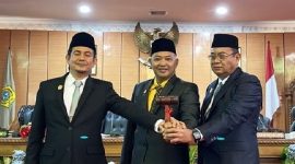 Raja Rafiza (tengah) dipercaya menjadi Ketua DPRD Karimun periode 2024-2029 | Foto: Nichita