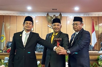 Raja Rafiza (tengah) dipercaya menjadi Ketua DPRD Karimun periode 2024-2029 | Foto: Nichita