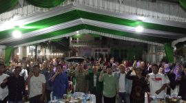 Calon Bupati Karimun nomor urut 1, Rocky Marciano Bawole foto bersama masyarakat Telaga Riau | Foto: Ami