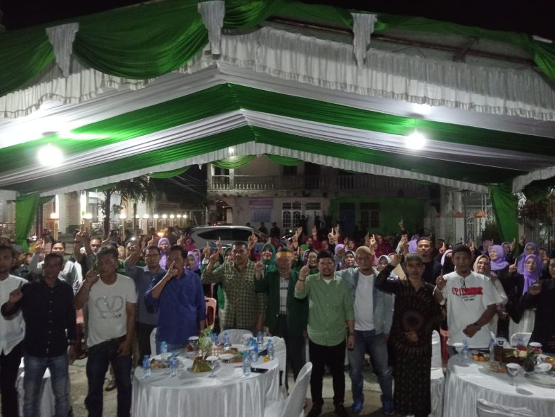 Calon Bupati Karimun nomor urut 1, Rocky Marciano Bawole foto bersama masyarakat Telaga Riau | Foto: Ami