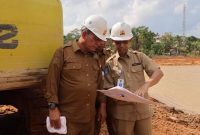 Dokumentasi Ansar Ahmad saat menjadi Gubernur Kepri, meninjau rencana proyek jalan Inpres | Foto: Istimewa
