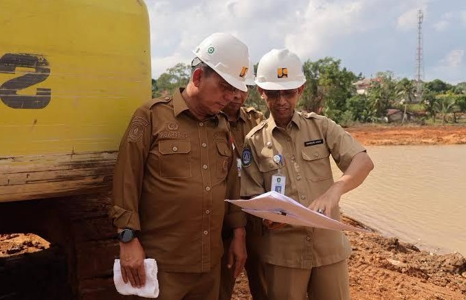 Dokumentasi Ansar Ahmad saat menjadi Gubernur Kepri, meninjau rencana proyek jalan Inpres | Foto: Istimewa