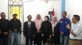 Kepala Dinas Tenaga Kerja dan Perindustrian Kabupaten Karimun, Ruffindy Alamsjah mengukuhkan kepengurusan SPSI Karimun | Foto: Nichita