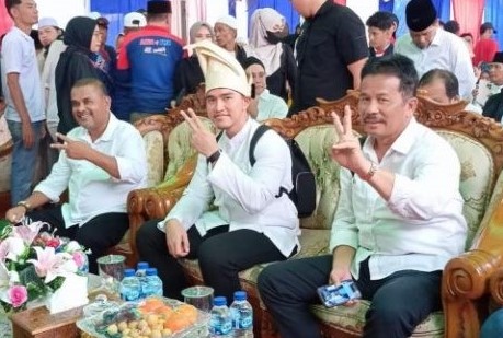 Kaesang Pangarep (tengah) didampingi Pasangan Calon Gubernur dan Wakil Gubernur Kepri 2024, H. Muhammad Rudi-Aunur Rafiq | Foto: Nichita