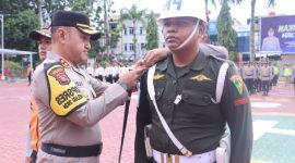Kapolres Karimun, AKBP Robby Topan Manusiwa menyematkan pita sebagai tanda dimulainya Operasi Zebra Seligi 2024 | Foto: Nichita
