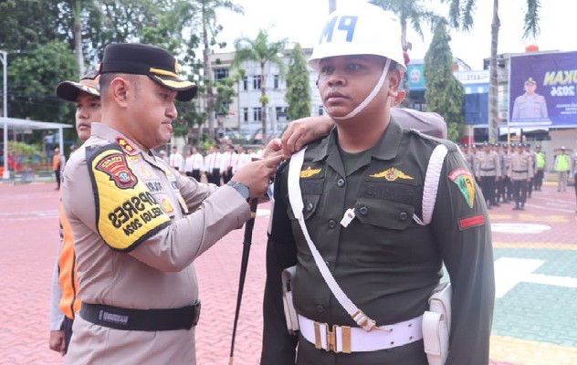 Kapolres Karimun, AKBP Robby Topan Manusiwa menyematkan pita sebagai tanda dimulainya Operasi Zebra Seligi 2024 | Foto: Nichita