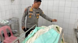 Kapolsek Tebing, AKP Binsar Samosir melihat jazad korban ledakan gas LPG di RSUD Muhammad Sani Karimun | Foto: Nichita