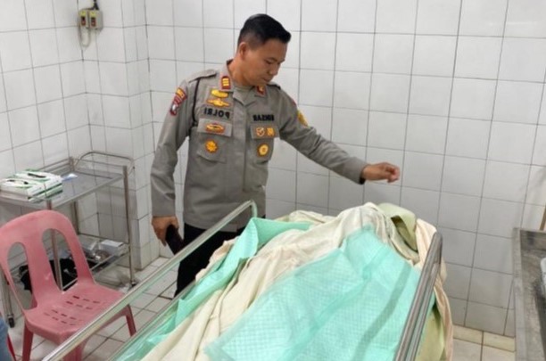 Kapolsek Tebing, AKP Binsar Samosir melihat jazad korban ledakan gas LPG di RSUD Muhammad Sani Karimun | Foto: Nichita