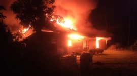 Api melalap habis dua unit rumah di Komplek Perumahan PT. Timah Tbk, Kecamatan Kundur, Karimun | Foto: Nichita