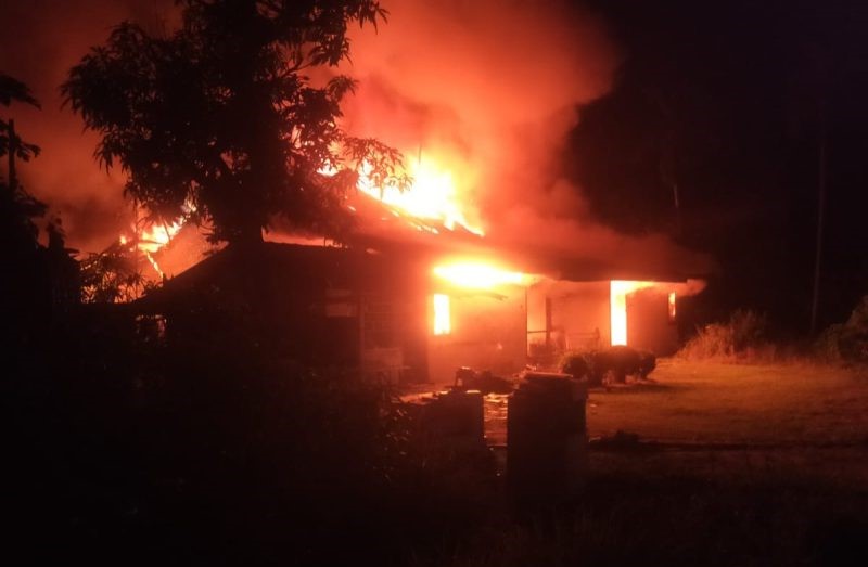 Api melalap habis dua unit rumah di Komplek Perumahan PT. Timah Tbk, Kecamatan Kundur, Karimun | Foto: Nichita