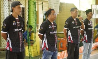 Camat Singkep, Agustiar saat membuka Turnamen Futsal LMG CUP I 2024 | Foto: Wandy