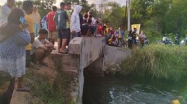 Warga saat melakukan evakuasi Siswa SD yang tenggelam di Parit Fajar Baru RT 03 RW 015, Kelurahan Tanjung Batu Kota, Kecamatan Kundur | Foto: Nichita