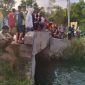 Warga saat melakukan evakuasi Siswa SD yang tenggelam di Parit Fajar Baru RT 03 RW 015, Kelurahan Tanjung Batu Kota, Kecamatan Kundur | Foto: Nichita