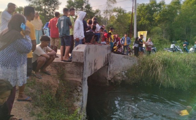 Warga saat melakukan evakuasi Siswa SD yang tenggelam di Parit Fajar Baru RT 03 RW 015, Kelurahan Tanjung Batu Kota, Kecamatan Kundur | Foto: Nichita